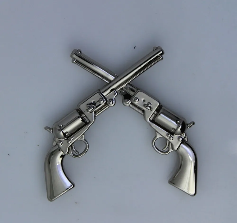 Concho #105 38mm Schädel gekreuzte Pistolen 1861 Colt Revolver Antik-Bronze 