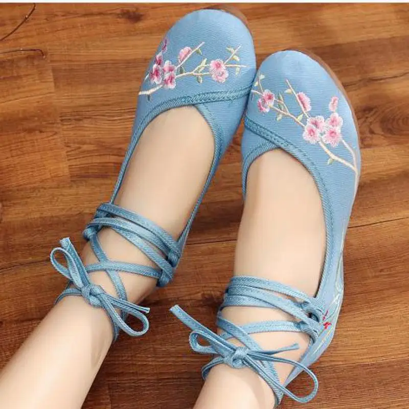 

Chinese Beijing Wedding Shoes White Cloth Women Canvas Embroidered Wedged Pumps Ankle Strap Ladies Casual Mid Heels Cotton Shoes