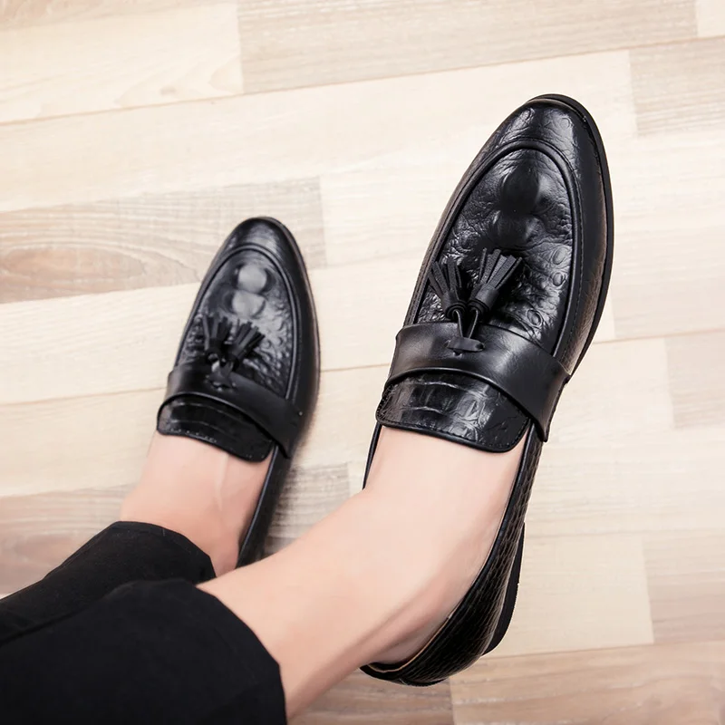 traje con zapatos mocasines