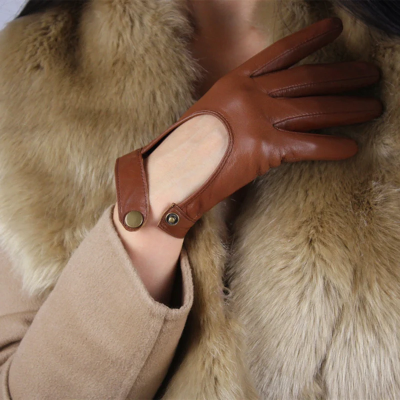 Women'S Touch Screen Leather Gloves Sheepskin Locomotive Showing The Back Of The Hand Brown Short Dark Button Silky Nylon Lining Women'S Touch Screen Leather Gloves Sheepskin Locomotive Showing The Back Of The Hand Brown Short Dark Button Silky Nylon Lining