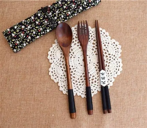 Японская натуральная деревянная посуда набор Бамбуковые Шпажки для ложки и палочек с тканевой упаковкой ресторан столовая посуда набор - Цвет: Черный