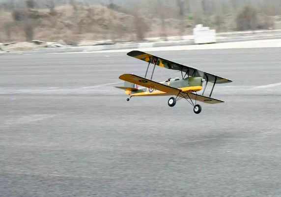 Радиоуправляемый самолет DH82a Tiger Moth Biplane 1,4 м лазерная резка пробкового дерева модель самолета комплект 4CH электрический и газовый радиоуправляемый самолет для взрослых