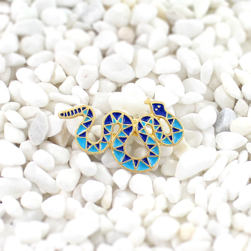 

Coiled rattlesnakes brooch Blue triangle stitching Terrible snake enamel pin Lapel Hat Backpack Decoration Accessories