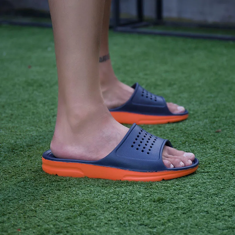 Online Männer schuhe Mann Hohl Flache Bad Weiche Hausschuhe Sommer Indoor   Outdoor Hausschuhe Freies Verschiffen sapato masculino Männlichen Flip  Flop