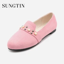 Sungtin модные свадебные туфли Украшенные жемчугом; с заклепками замшевые Туфли без каблуков Для женщин Классический круглый носок повседневные туфли ручной работы Демисезонный женские мокасины большого размера