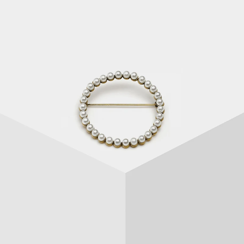 

Amorita boutique vintage pearl tours Brooches