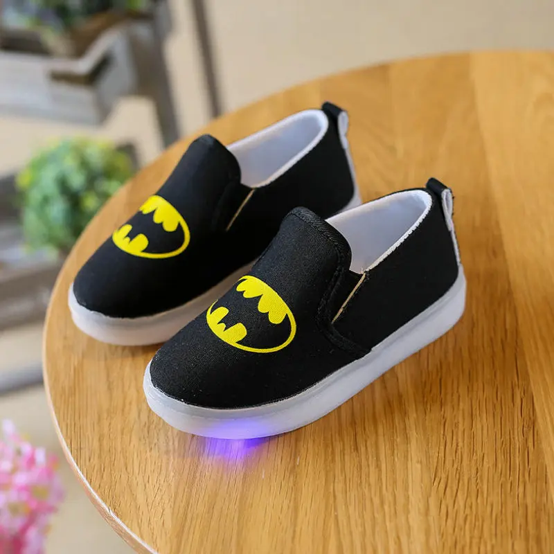الأطفال LED أحذية 2018 جديد طفل تصميم المطبوعة الكرتون أحذية الاطفال أحذية رياضية كاجوال وامض سبايدرمان الفتيان حذاء رياضة مع ضوء