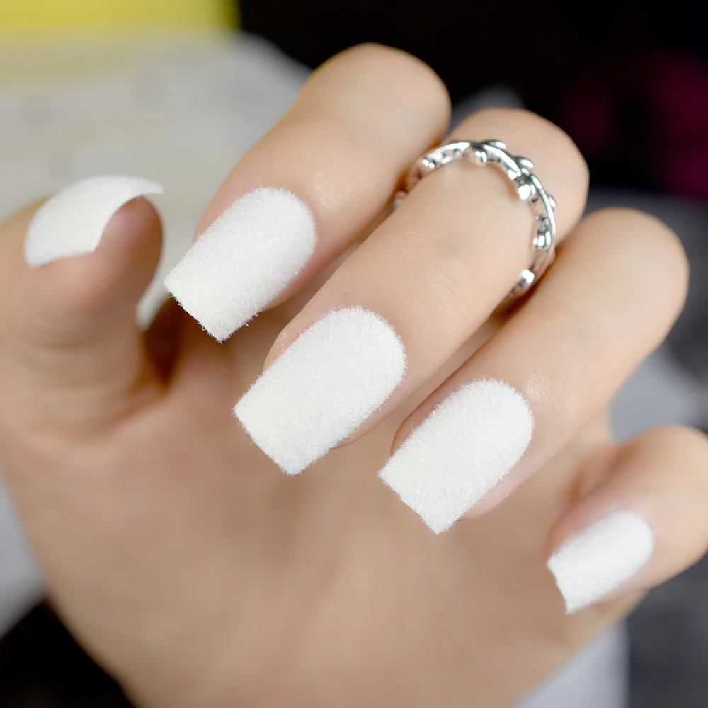 Накладные ногти короткие. Белый матовый маникюр. Накладные ногти белые. Накладные ногти белого цвета. Длинаи накладные ногти.