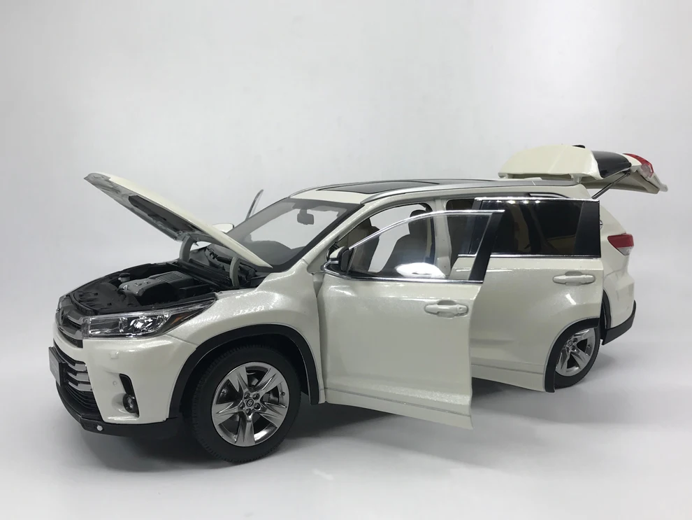 Модель Paudi 1/18 1:18 Масштаб Toyota Highlander белый литой модельный автомобиль игрушка, модель автомобиля двери открытые