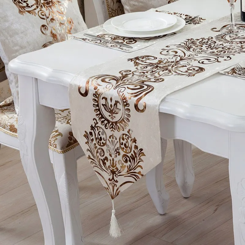 table runner for square table