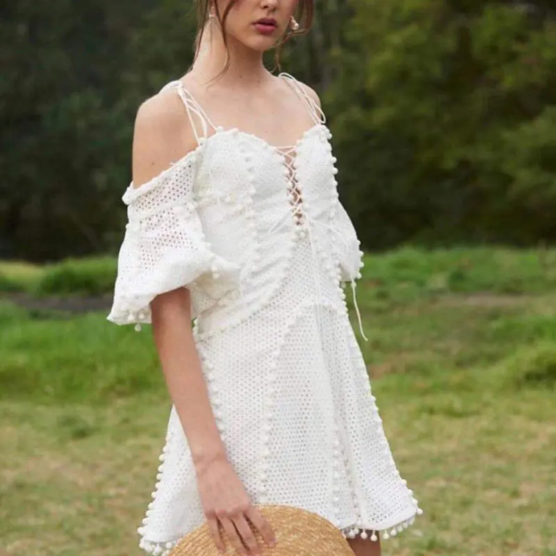 Модное женское белое пляжное праздничное платье трапециевидной формы на бретелях с открытыми плечами