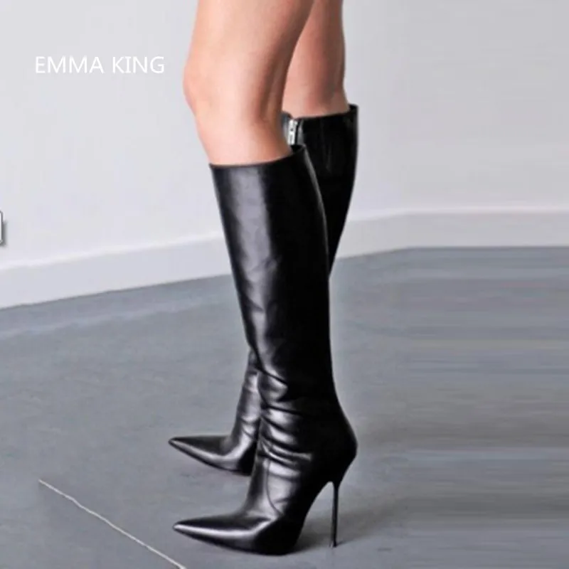 Сезон осень-весна; черные кожаные сапоги до колена В рыцарском стиле; Женская пикантная обувь на шпильке с острым носком; ботинки на высоком каблуке на молнии
