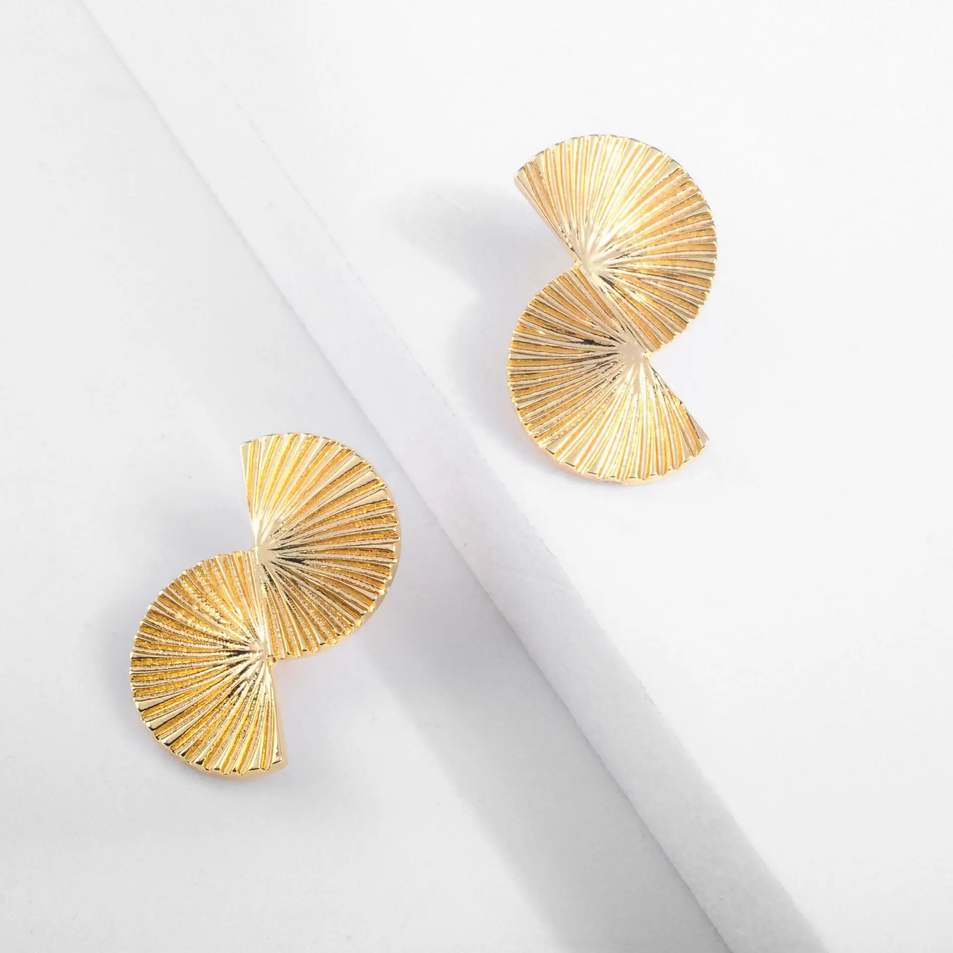 

Geometric S-shaped Metal Stud Earrings for Women Personality Irregular Fan-shaped Gold Alloy Earrings Fashion Vintage Jewelry