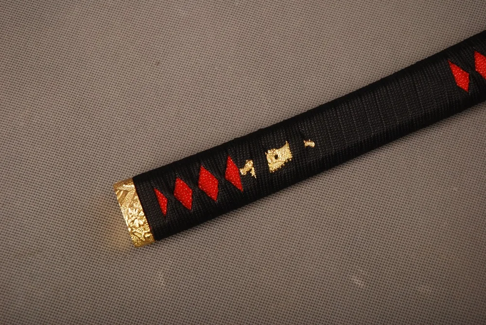 Нежный Tsuka черный шелк Ито и подражали красный Rayskin и сплава Fuchi Кашира установки для японских меч самурая Катана ручка h16