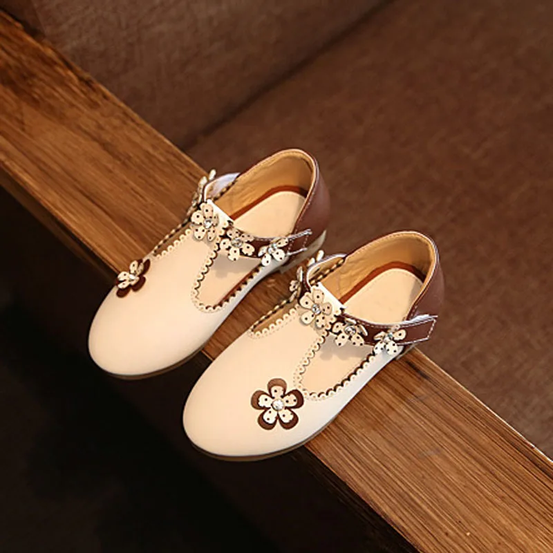 Для маленьких девочек кожаные туфли детей сандалии для девочек с декором в виде цветка, туфли на низком каблуке для принцесс детские платья Демисезонный Размеры 21-30 CSH213 - Цвет: Белый