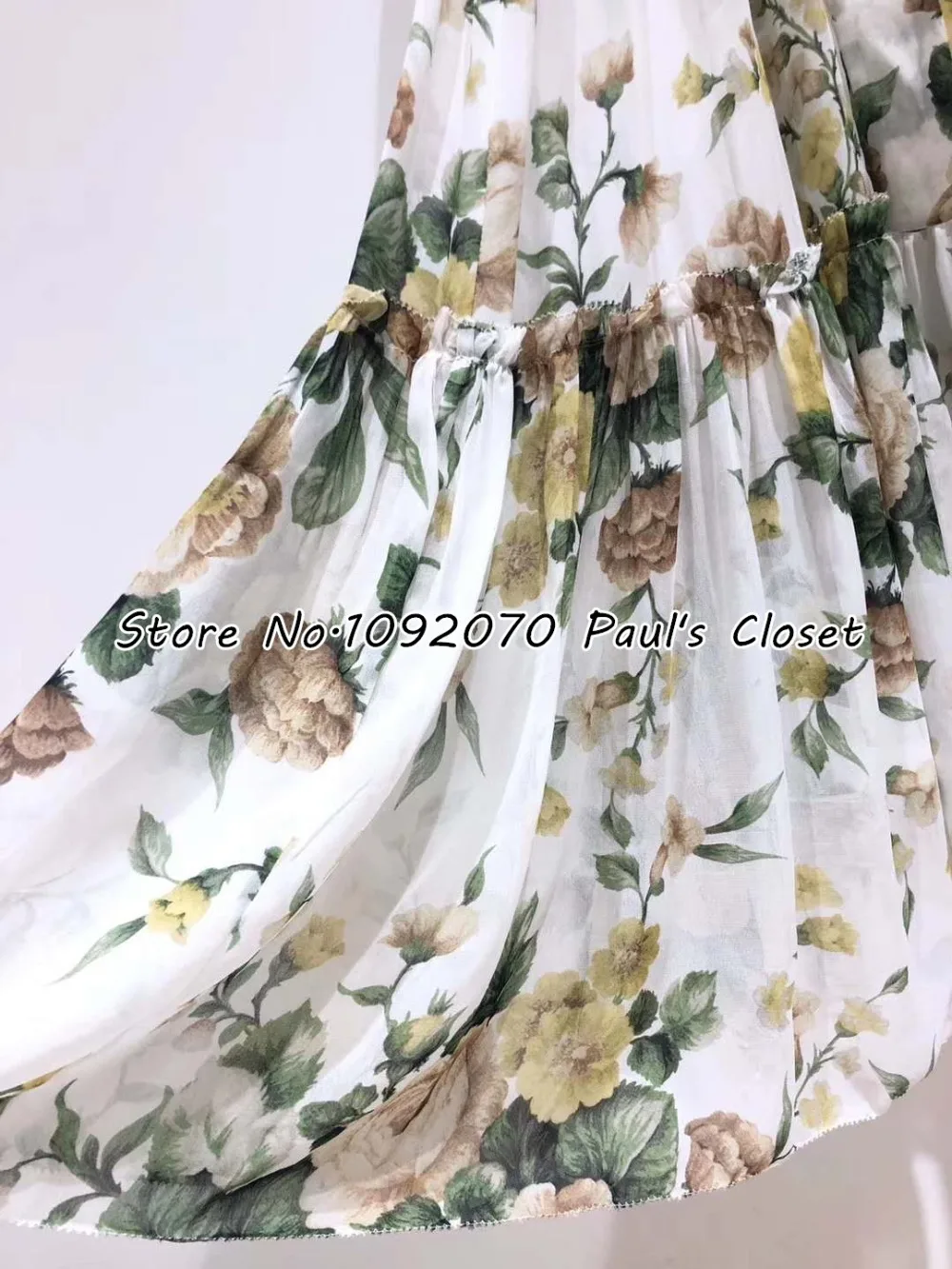 Женское платье с высокой горловиной цвета слоновой кости и цветочной оборкой