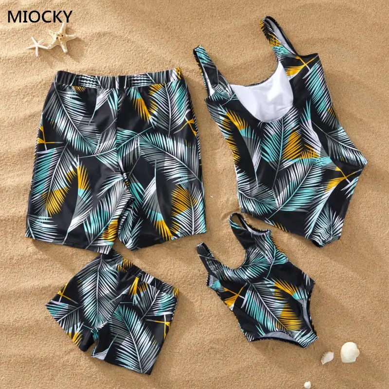 

Matching Family Swimsuit 2019 Floral Print Bikini Set Mother Daughter Family matching swimwear Men Boys Swimwear Shorts E044