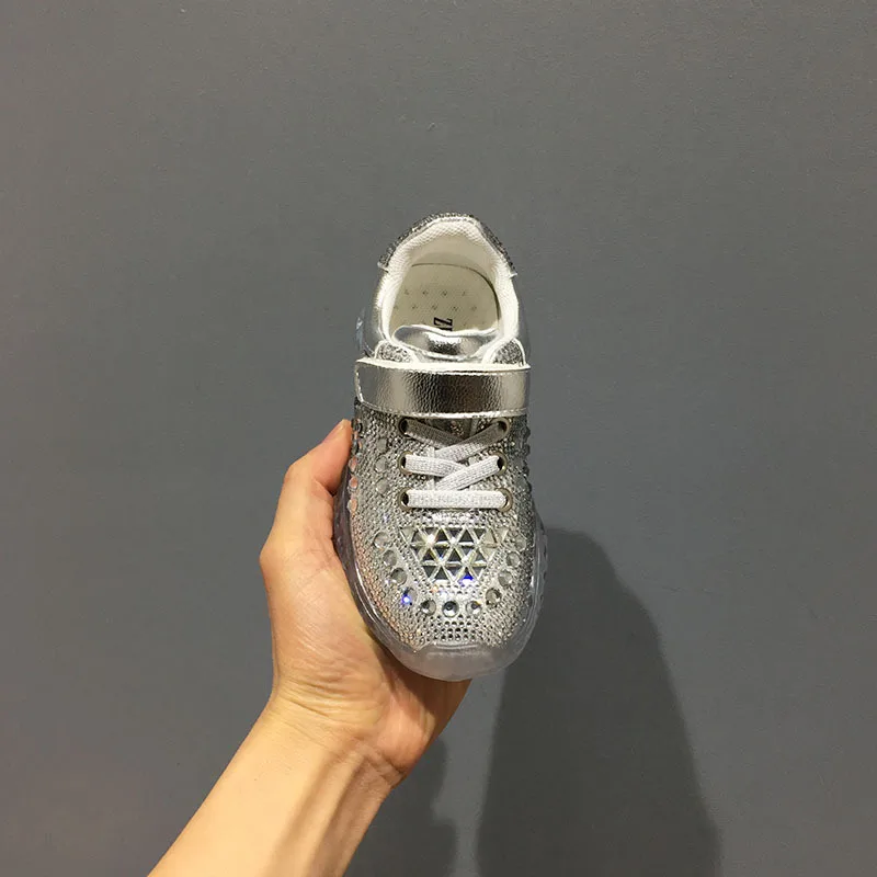 Весенние кроссовки с кристаллами для маленьких девочек; детские туфли; Серебристые туфли принцессы; розовые туфли с кристаллами; светильник; повседневная обувь для малышей