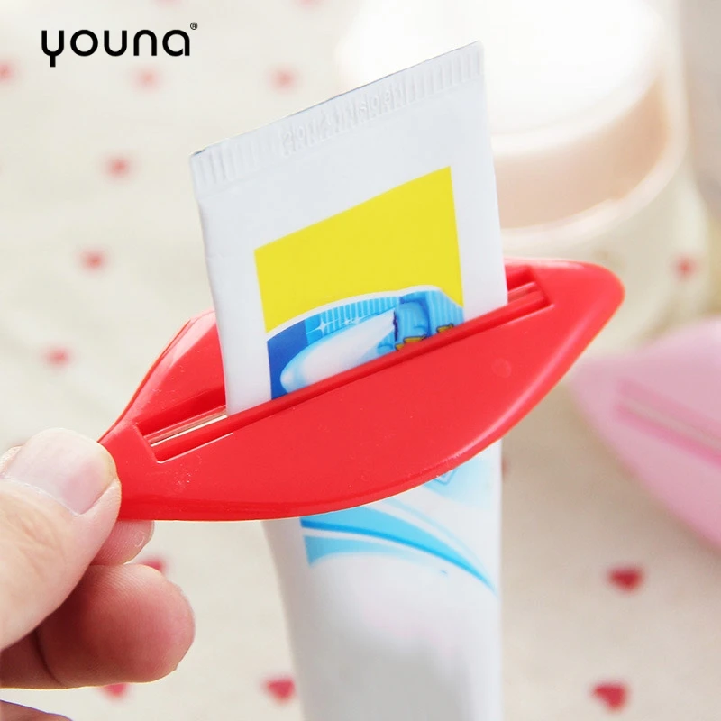 

2PC Lip Squeeze Toothpaste Squeezer Lazy Kiss Mouth Shape Cosmetics Facial Cleanser Tube Squeezer Bathroom Accessories Random