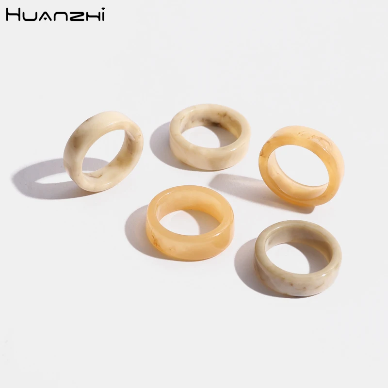 

HUANZHI 2019 New Vintage Resin Geometric Round Twilight Pattern Transparent Acrylic Wide Rings for Women Girls Gifts Party