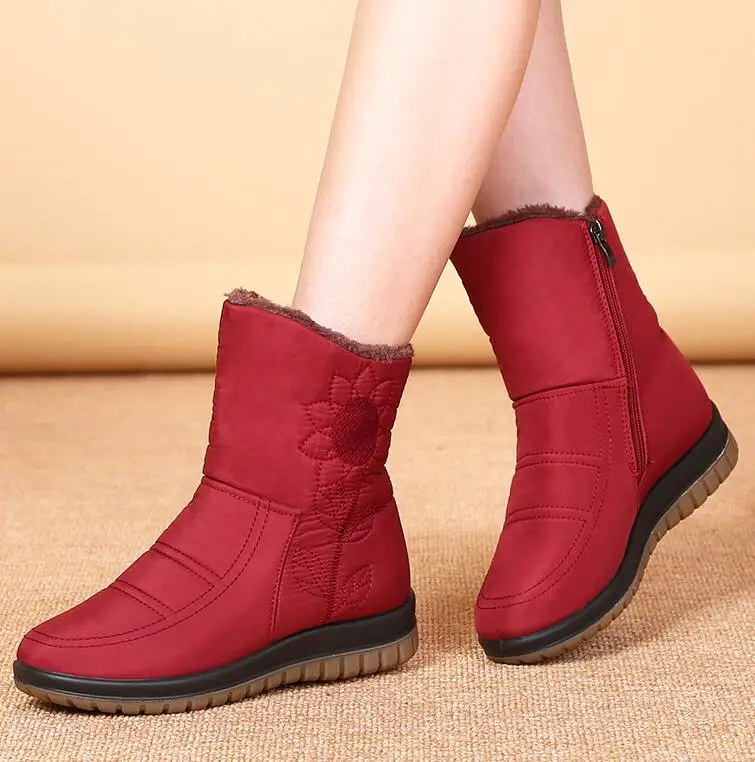 Зимние женские теплые ботинки; женские водонепроницаемые теплые ботильоны на танкетке; обувь из плюша на платформе; женские ботинки с вышивкой; Botas Mujer Zapatos - Цвет: Красный
