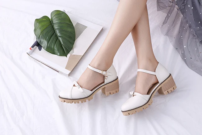 Милые летние босоножки с круглым носком в Корейском стиле; модная женская обувь на толстом высоком каблуке с бантом и пряжкой на ремешке; цвет белый, бежевый, розовый