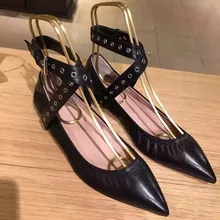 Европейский стиль Заклепки Шипованных Острым Носом на Плоской Подошве женщина Черный Кожаный кросс-ремешок женская обувь женщина Осень балетки