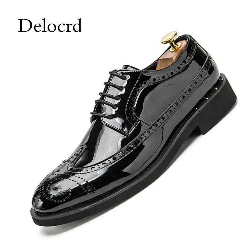 

Luxury Patent Leather Men Brogue Gold Silver Lace Up Carving Oxford Shoes For Men Wedding Dress Shoes British Style Men Flats