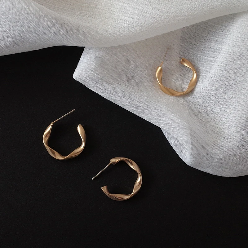 HUANZHI минималистичные серьги из стерлингового серебра S925 пробы, матовый металл, золото, серебристый неправильной формы, волнистые изогнутые геометрические круглые маленькие серьги-гвоздики