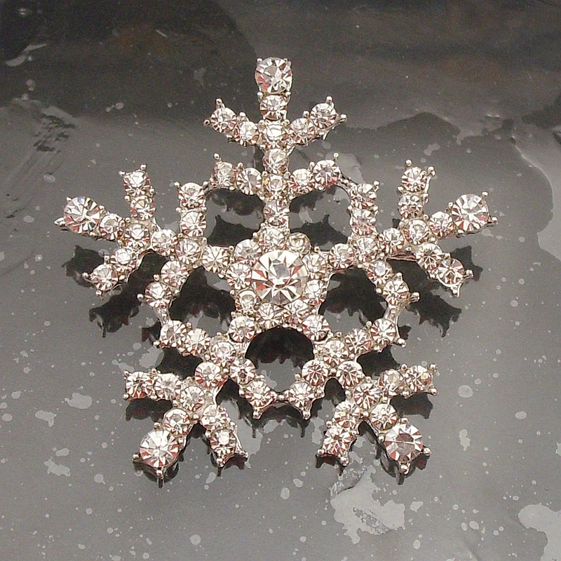 Новая зимняя мода блестящие стразы Горячая Снежинка Мерцающая серебряная брошь булавка для рождественского подарка звезда ювелирные изделия, артикул: MRH326