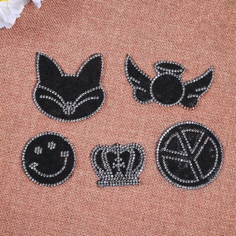 

1Pcs Fun Rhinestones Animals Smiling Face Embroidered Patch Iron on Sewing Crystal Applique For Jeans Clothing Decorations