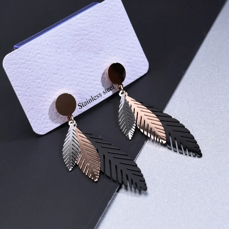 

Two-color Electroplating of Leaf-shaped Metal Earrings with Fashionable Personality in Europe And America Jewelry For Women