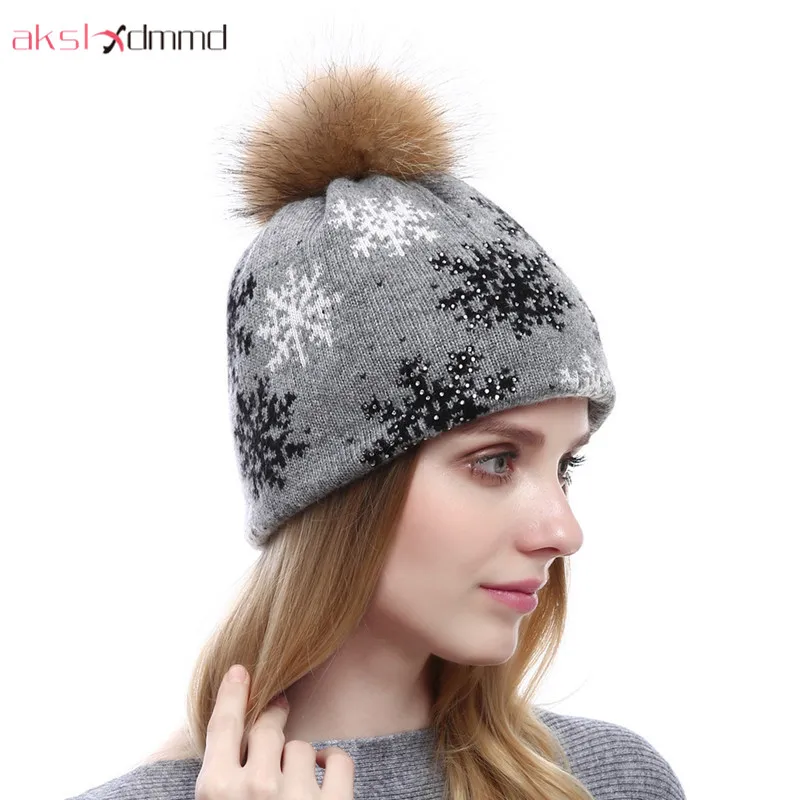 

AKSLXDMMD Cashmere Hats 2019 New Autumn and Winter Women Real Raccoon Fur Ball Hat Fashion with Diamond Knitted Snow Caps LH1095