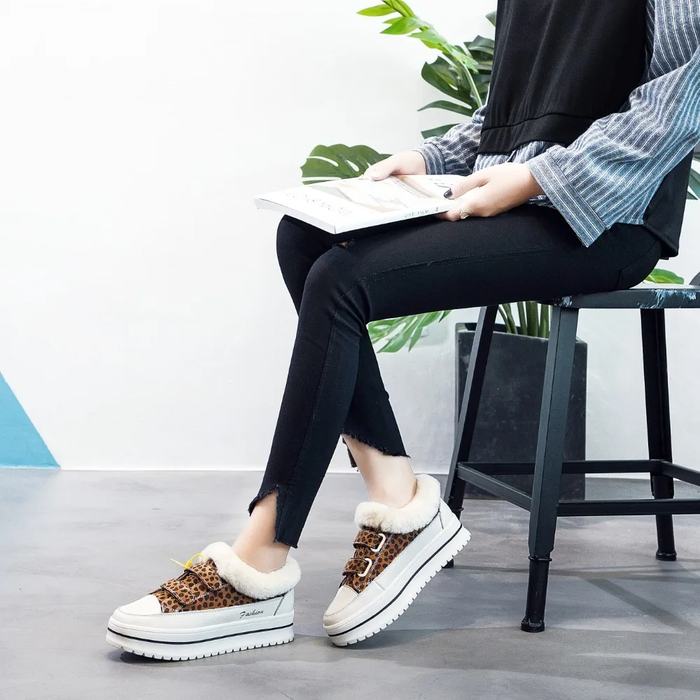 

Casual shoes women's autumn and winter new wild plus velvet cotton shoes Korean version of the wild thick-soled shoes..