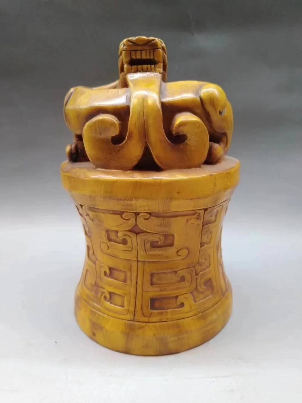 

Hand-carved Panlong Round Medallion Home Decoration Collection Imitating Bone Medallion