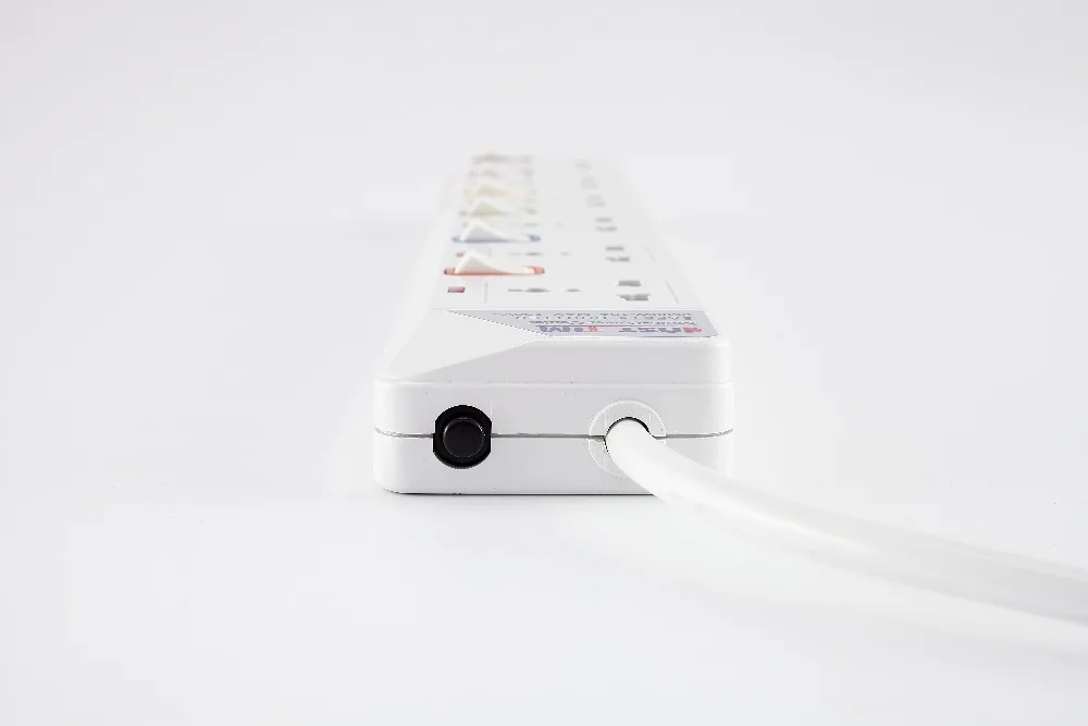 Удлинитель индивидуальный переключатель защита от перегрузки универсальный штекер, индикаторный светильник 2500 Вт/13А 1,8 м