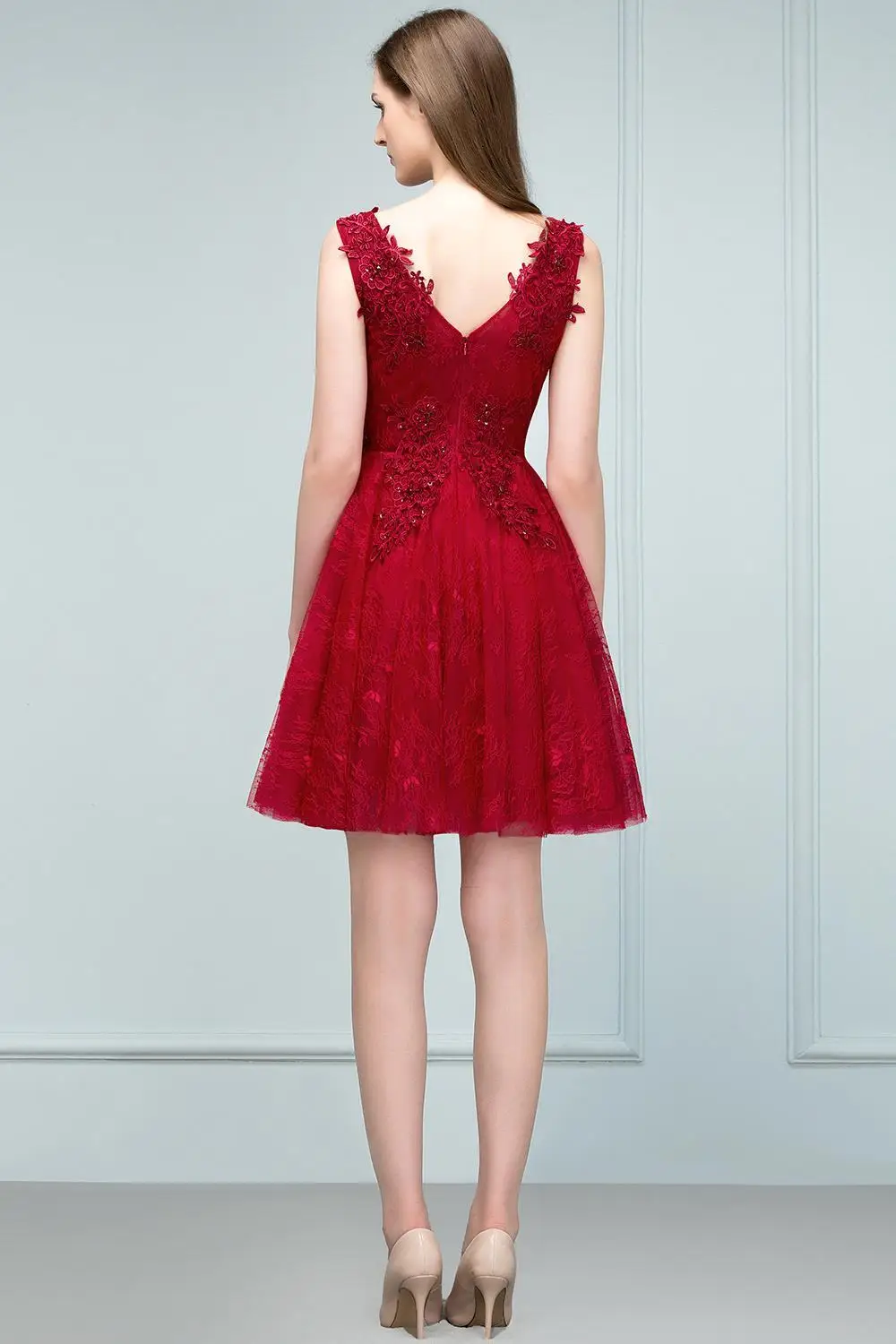 В наличии короткое вечерние платье аппликации V образным вырезом Бальные платья