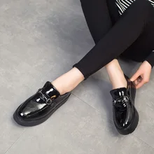 Новое поступление; Модные слипоны на плоской платформе с металлической пряжкой; зеркало высокого качества; женская повседневная обувь на плоской подошве из микрофибры