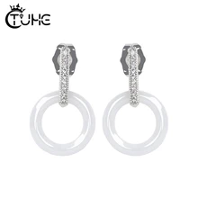 Элегантный Стиль Для женщин серьги-гвоздики в виде колец для Для женщин черный, белый цвет золота Цвет никогда не увядает Керамика серьги Модные украшения оптом