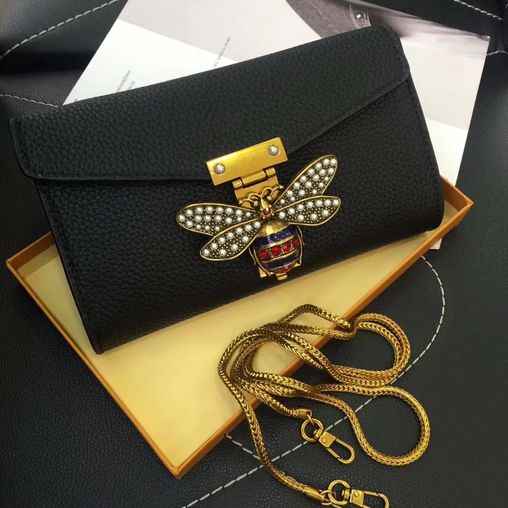 

Leather envelope bag Pearl decoration mini bag Lychee pattern shoulder bag Unique bee metal handbag