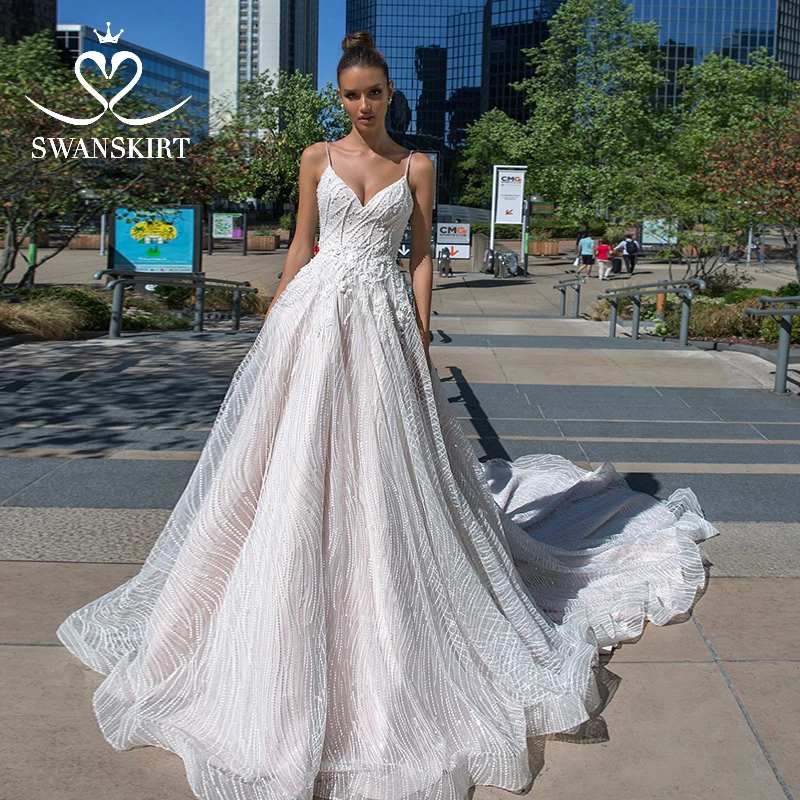 

Boho Appliques V-neck Wedding Dress 2019 Swanskirt Delicate flowers A-Line Princess Court Train Bride Gown Vestido de Noiva F114