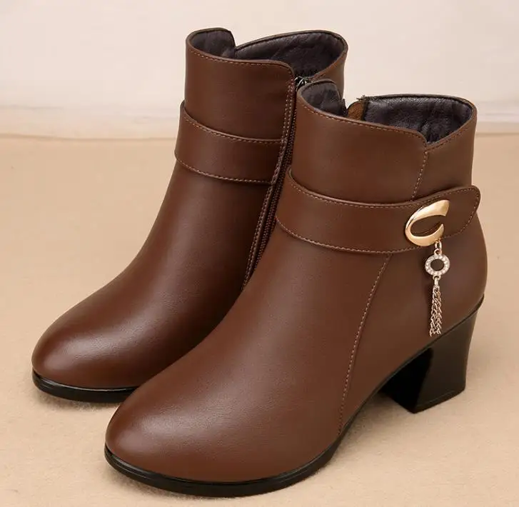 

Middle-aged women's boots are warm, mother's thick and round, booties, winter