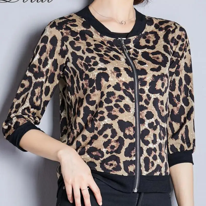 

Women Chic Leopard Print Outwear Coats Animal Pattern Pockets Short Style Fashion Jackets Female Casual Retro Wear Tops T268