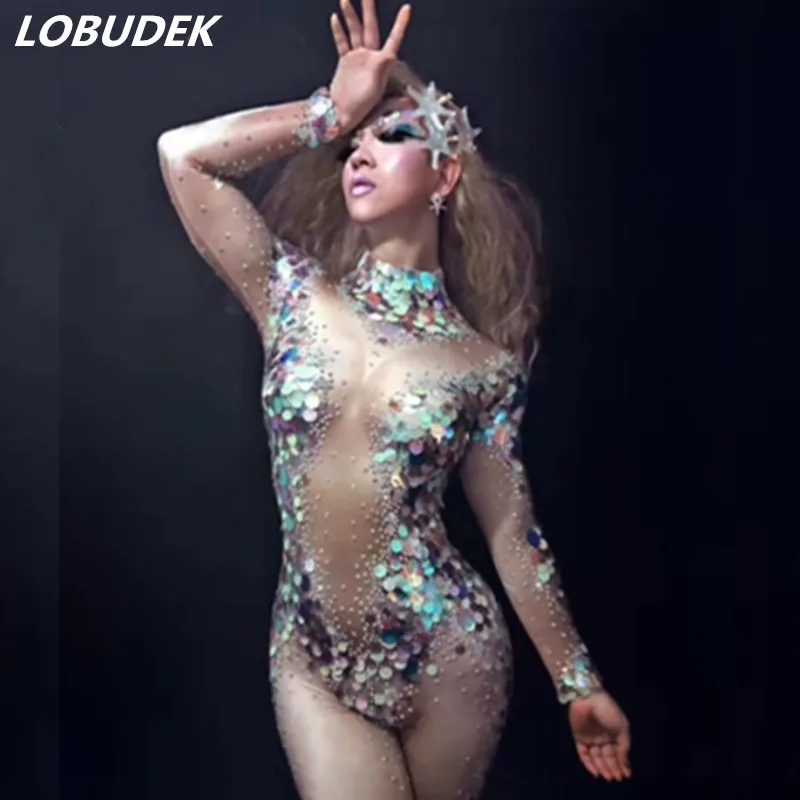 Женский пикантный костюм с яркими кристаллами рыбками и стразами для певицы