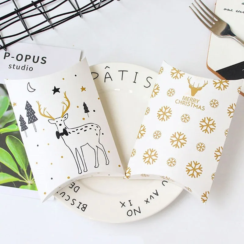 

Merry Christmas Pillow-shaped Candy Boxes Reindeer Snowflake Pattern 50pcs/lot for Xmas New Year Favor Gifts AQ087