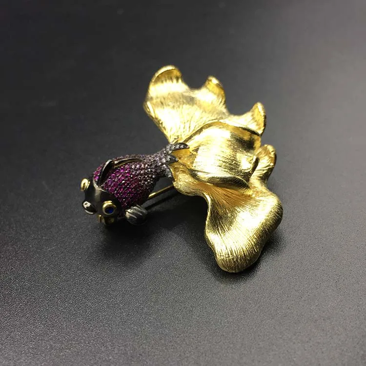 Qi xuan_брошь jewelry_S925 Посеребренная позолоченная Высокая красная каменная маленькая брошь «Золотая рыбка» элегантная атмосфера подарок для