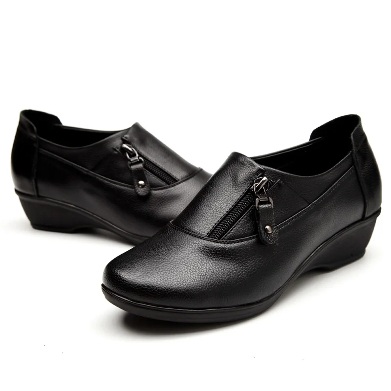 ZZPOHE/Весенняя модная женская обувь из кожи Удобная Нескользящая повседневная обувь на мягкой нескользящей подошве для мам среднего возраста; большие размеры 42, 43 - Цвет: Black plus velvet