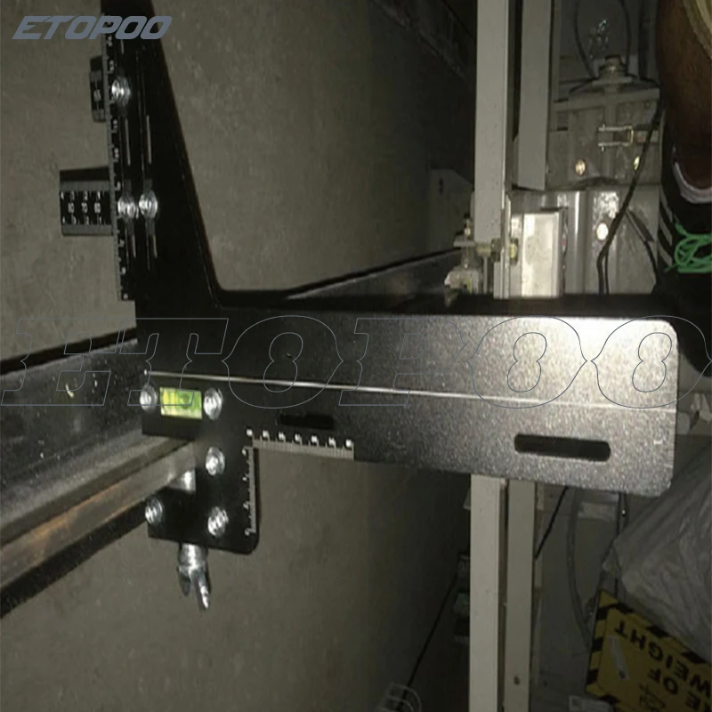 Выверка направляющих лифта kone. Инструмент для выверки направляющих лифта. Кондуктор для направляющих лифта. Инструмент для регулировки направляющих лифта. Выверка направляющих.