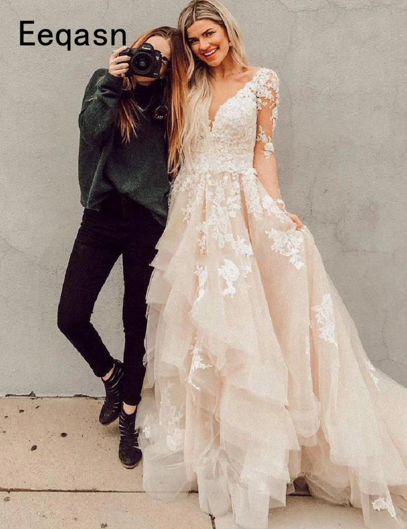 

Boho Lace Wedding Dresses New Lace Applique Tiered V Neck Court Train Floor Length Wedding Bridal Gown robe de mariee 2018