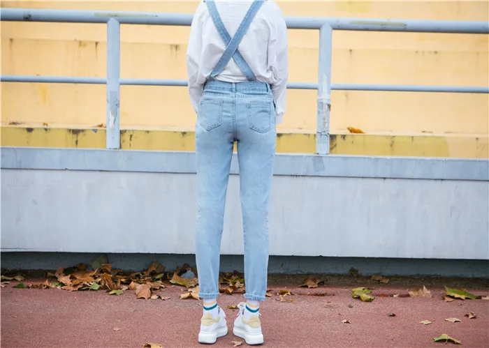 Autumn and winter Korean women's high waist row buckle show thin light color loose nine points jeans suspenders small feet suspender (13)